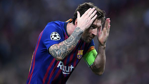Động tác gội đầu của Messi như muốn truyền tải thông điệp làm mới lại bản thân