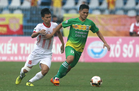 Ngay sau trận đấu với XSKT Cần Thơ, các cầu thủ Nam Định (áo trắng) bước ngay vào chuận bị trận play off. Ảnh: Anh Tài