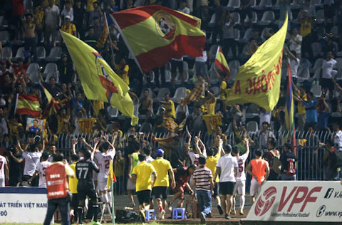 Niềm vui của cầu thủ và CĐV Nam Định khi đội nhà giành vé tranh play-off - Ảnh Anh Tài