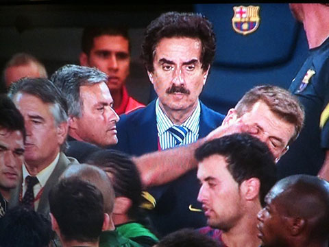 Để giảm bớt áp lực thất bại El Clasico, Mourinho đã móc mắt Tito, HLV của Barcelona
