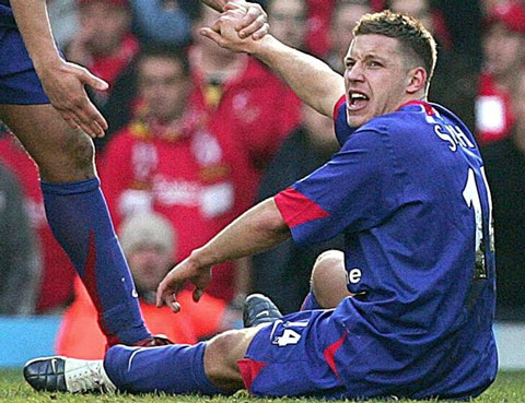 Chấn thương ghê rợn của Smith ở trận gặp Liverpool năm 2006