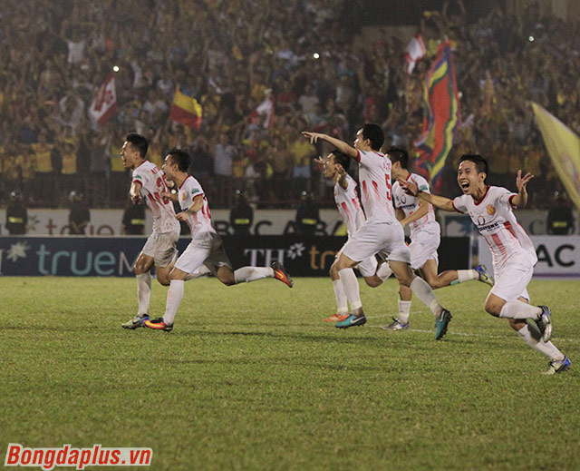 Niềm vui của các cầu thủ Nam Định. Họ đang đứng trước cơ hội trụ hạng thành công V.League 