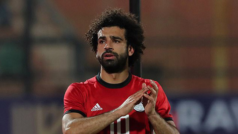 Salah ghi bàn từ chấm phạt góc rồi rời sân với một chấn thương