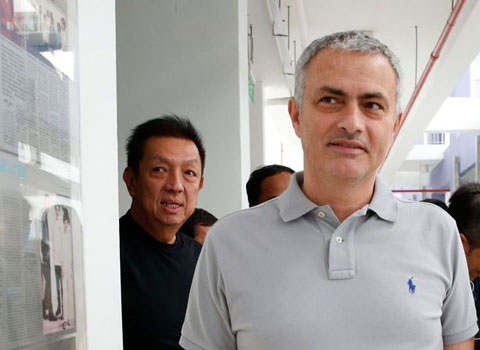 Peter Lim (trái) được cho là người đang cố gắng đẩy Mourinho khỏi M.U