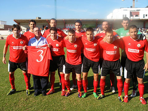 Perez, người mặc áo xanh, là thủ môn của ĐT Gibraltar năm 2013, vốn là người coi tù và lính cứu hỏa