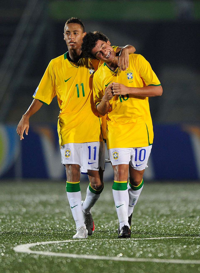 Philippe Coutinho chụp ảnh cùng Neymar khi chinh chiến tại giải U17 World Cup. Đây là trận đấu giữa Brazil và Nhật Bản diễn ra trên sân Teslim Balogun, Lagos, Nigeria.
