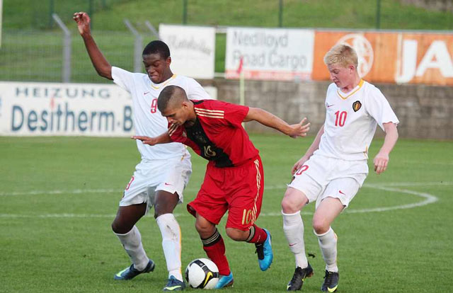 Kevin De Bruyne tranh bóng trong một trận giao hữu ở đội U19 Bỉ gặp Đức năm 2009. Anh được đánh giá là ngôi sáng của bóng đá Bỉ hiện tại.