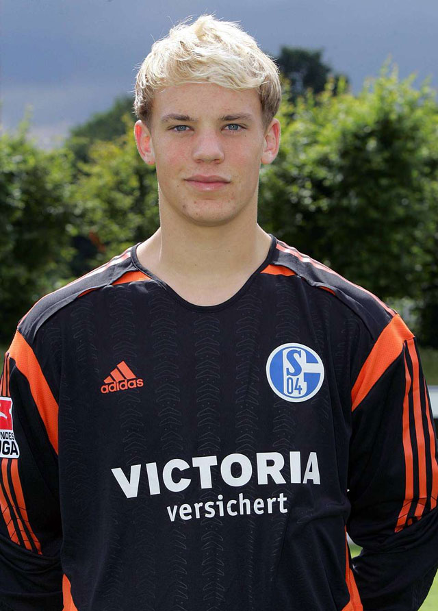 Manuel Neuer trông chẳng thay đổi nhiều so với thời trẻ chơi cho Schalke. 