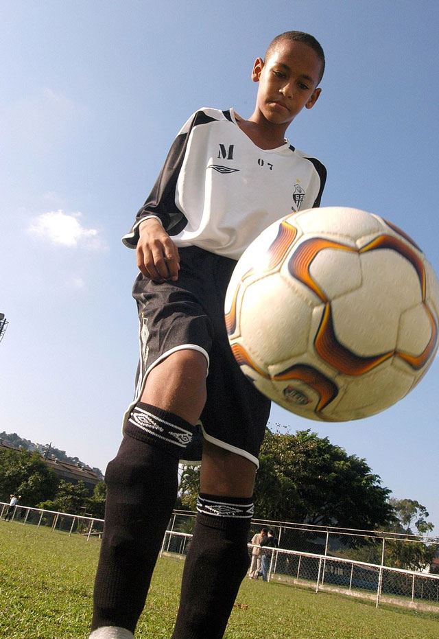 Đây là bức ảnh chụp Neymar năm 2007 trong màu áo Santos. Ngôi sao người Brazil thi đấu cho Santos đến năm 2013 trước khi sang châu Âu gia nhập Barcelona.
