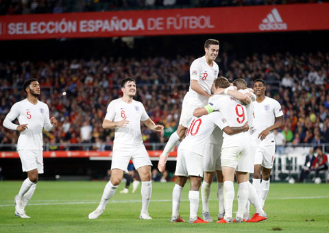ĐT Anh ghi liền 3 bàn trong hiệp 1 để giành 3 điểm ngay trên sân của Tây Ban Nha