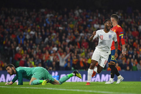 Sterling tỏa sáng trước Tây Ban Nha với một cú đúp để chấm dứt 1.102 ngày tịt ngòi trong màu áo ĐT Anh