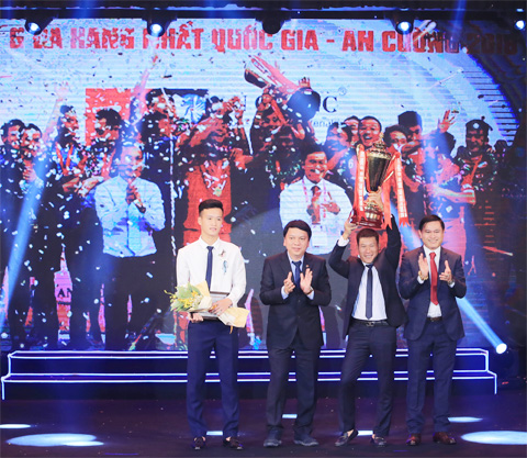 Chủ tịch HĐQT kiêm Tổng giám đốc VPF       Trần Anh Tú chúc mừng  đại diện đội vô địch giải hạng Nhất QG -        An Cường 2018 là Viettel