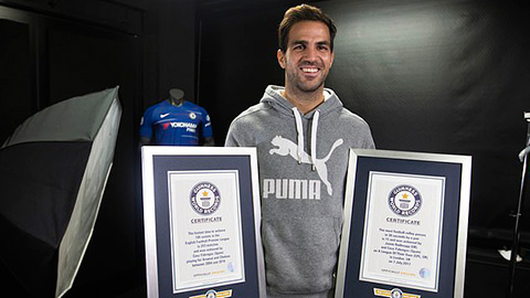 Fabregas lần thứ 2 nhận kỷ lục Guinness