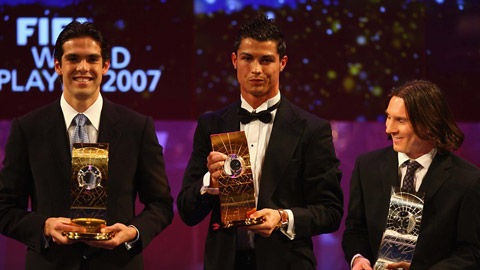 Kaka là chủ nhân của Quả bóng vàng 2007, lần cuối cùng giải thưởng này thoát khỏi tay Messi hay Ronaldo