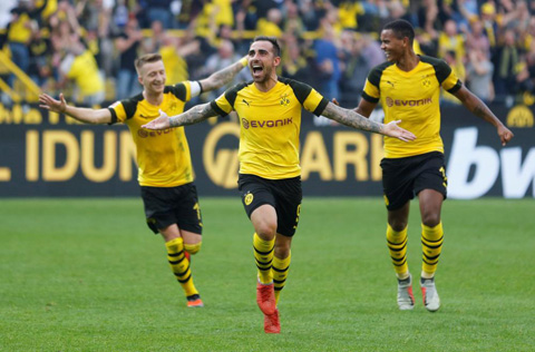 Paco Alcacer (giữa) đang tỏa sáng rực rỡ tại Dortmund dù chỉ là dự bị tại Barca