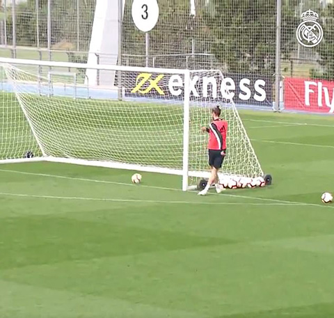 Pha ghi bàn đẹp mắt của Bale trên sân tập