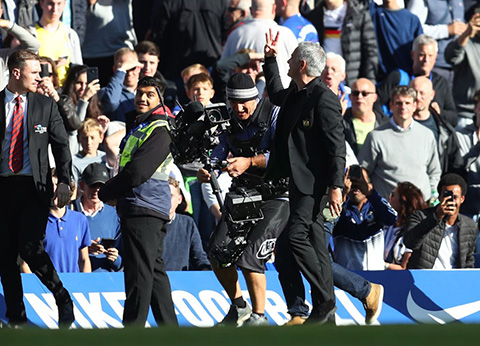 Mourinho ngạo nghễ ở Stamford Bridge
