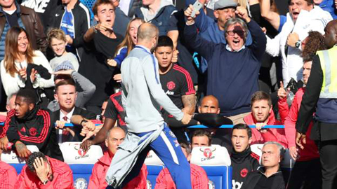Trợ lý HLV Chelsea ăn mừng khiêu khích Mourinhi