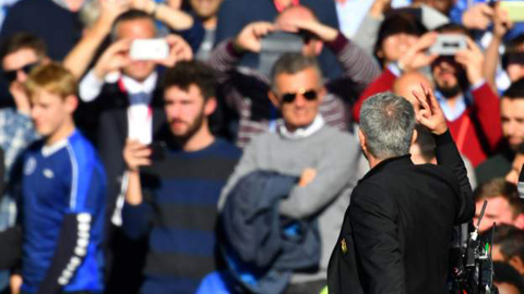 Mourinho giơ 3 ngón tay thể hiện ông là người mang về cho Chelsea 3 chức vô địch Premier League