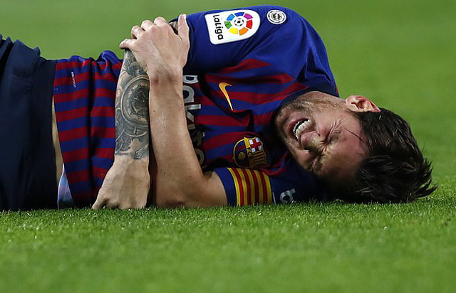 Messi đau đớn nằm trên sân với chấn thương khuỷu tay