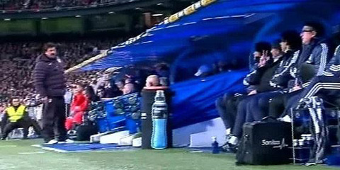 Trợ lý Germán 'Mono' Burgos của HLV Diego Simeone la hét dọa dẫm Mourinho