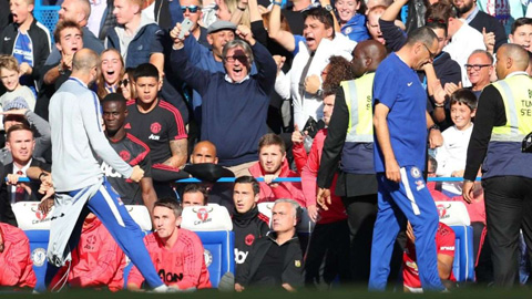 Tình huống phản cảm của thành viên BHL Chelsea trước mặt Mourinho