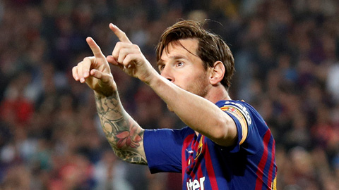 Messi bị gãy tay sau khi ngã xuống ở tình huống va chạm với cầu thủ Sevilla