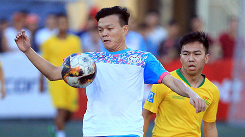 Văn Bình, Khắc Ngọc bị tiền vệ của Hà Nội FC làm lu mờ trên sân phủi