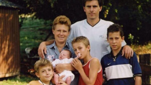 Gia đình Hazard có rất nhiều thành viên chơi bóng đá với anh cả Eden (ngoài cùng bên phải) và Thorgan (áo đỏ)