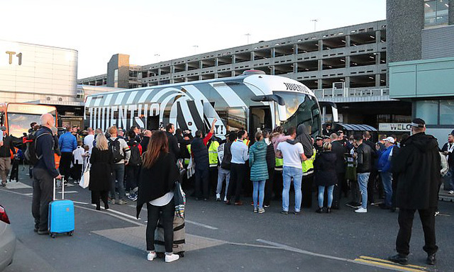 NHM quây kín xe buýt chở cầu thủ Juventus