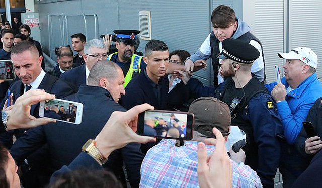 Ngay sau khi đáp xuống sân bay tại Manchester, Ronaldo và các đồng đội đã nhận được sự chào đón nồng hậu tới từ các CĐV, những người luôn yêu mến siêu sao người Bồ Đào Nha.