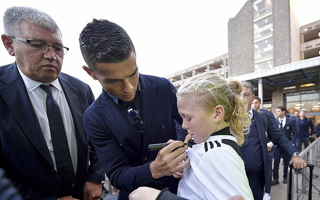 Ronaldo ký tặng một bé gái trên đường ra xe buýt