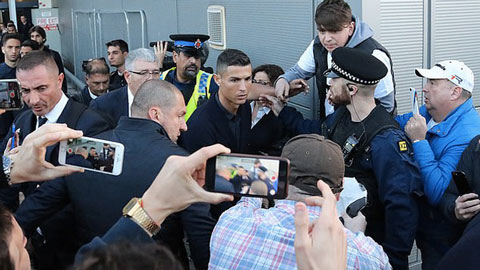Ronaldo trong vòng vây NHM ngày trở lại Manchester
