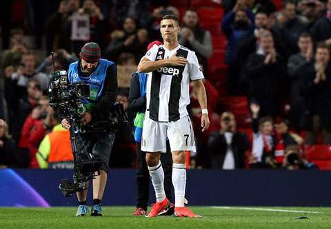 Ronaldo đặt 1 tay lên tim để tri ân NHM M.U
