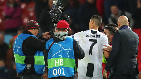 Ronaldo đốn tin fan bằng hành động cực đẹp tại Old Trafford