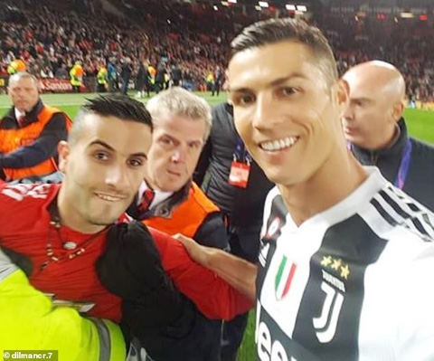 Bức ảnh selfie của CD7 cùng thần tượng Ronaldo nhận bão “like” trên Instagram