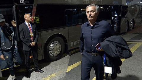 Lộ lý do cầu thủ M.U để Mourinho đi bộ một mình tới sân Old Trafford