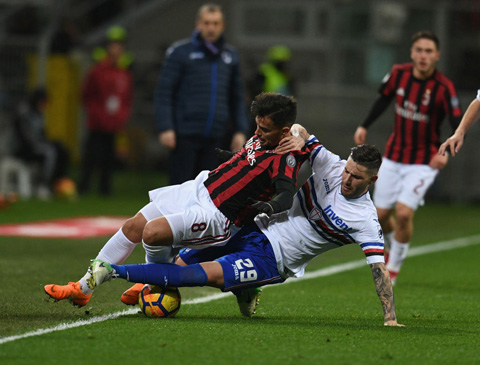 Milan (trên) khó hạ được một Sampdoria khó chịu