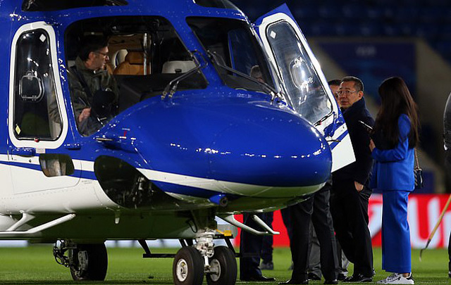 Ông Vichai chuẩn bị lên trực thăng sau trận đấu của Leicester với Atletico Madrid