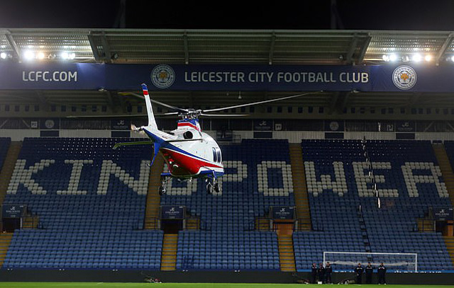 Trực thăng đang chuẩn bị đón ông Vichai sau trận đấu của Leicester với Liverpool