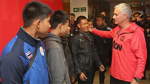 Mourinho và dàn sao M.U gặp gỡ đội bóng nhí Thái Lan