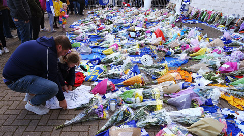 Người hâm mộ Leicester cầu nguyện cho ông Vichai và những nạn nhân khác bên ngoài sân King Power
