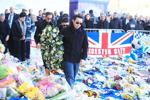 Con trai và vợ của Vichai cùng các fan tưởng niệm ông và các nạn nhân bên ngoài sân King Power