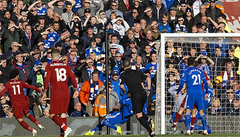Toàn cảnh pha làm bàn của Salah vào lưới Cardiff