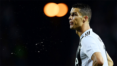 Gia đình Ronaldo suy sụp vì vụ bê bối hiếp dâm