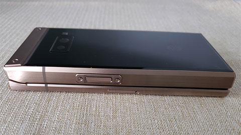 Điện thoại nắp gập Samsung W2019 lộ ảnh thực tế 'cực chất'