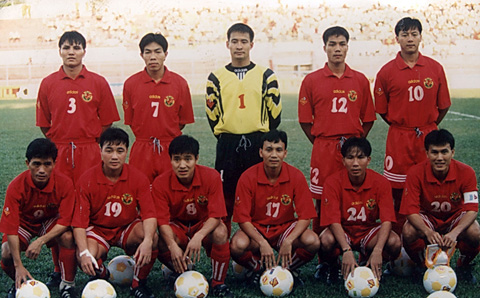 Tiền vệ Trương Việt Hoàng (số 19) trong đội hình ĐT Việt Nam 