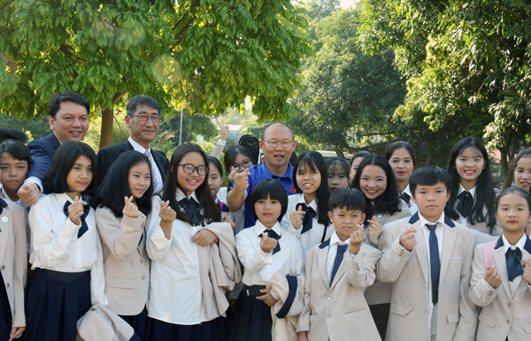 HLV Park Hang Seo thả tim cùng các học sinh trường SOS