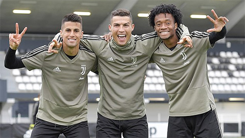 Ronaldo tươi rói trong buổi tập mới nhất cùng Juventus