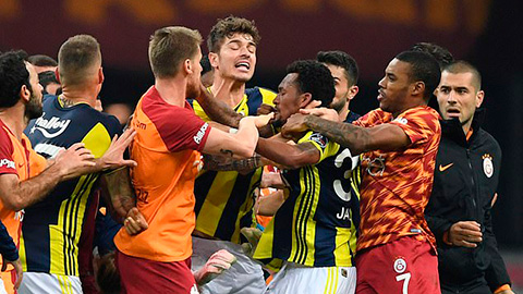 Derby Istanbul chìm trong bạo lực